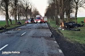 Makabryczny wypadek na k-22. BMW roztrzaskane na drzewie
