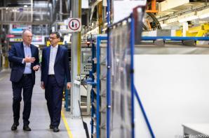 [VIDEO] Premier Mateusz Morawiecki w fabryce Opla w Gliwicach