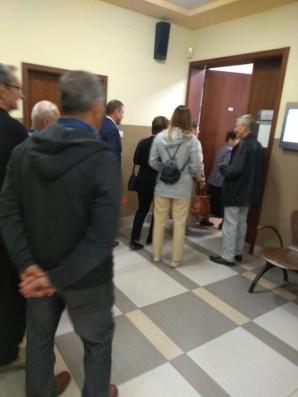 Bohaterowie na ławie oskarżonych! Społeczeństwo wspiera ich w budynku sądu! Czy mediacja z wójtem Stanisławem Cz. zakończy koszmar konfliktów i chrześcijańskie dobro wróci do Trzeszczan?