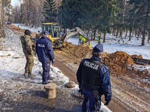 Policjanci zabezpieczają budowę zapory na polsko-białoruskiej granicy