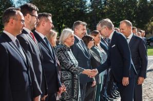 [VIDEO] W Pradze odbyły się 9. polsko-czeskie konsultacje międzyrządowe. Obradom przewodniczył Premier Donald Tusk oraz szef czeskiego rządu Petr Fiala. Mamy wiele wspólnych interesów i podobnie patrzymy na takie kwestie, jak rola Europy, pomoc Ukrainie, b