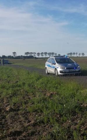 Paralotnia runęła na pole pod Koszalinem! 56-latek ranny