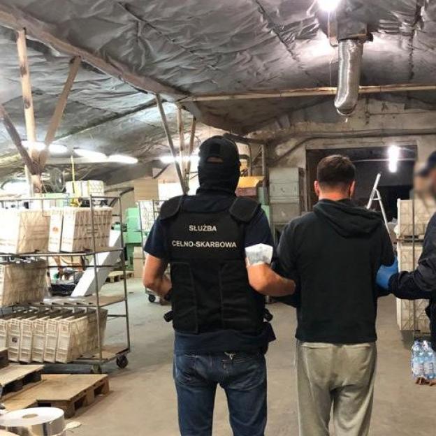 [VIDEO] Zlikwidowali fabrykę i zatrzymali nielegalną produkcję papierosów na masową skalę