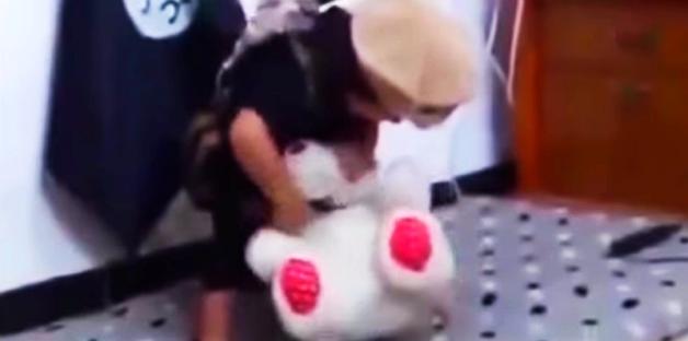 VIDEO: Szok! Ojciec-islamista uczy synka jak ścinać głowę!