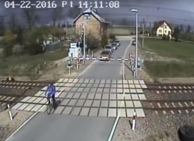 [VIDEO]Wjechał rowerem na przejazd kolejowy przy opuszczonych rogatkach! 