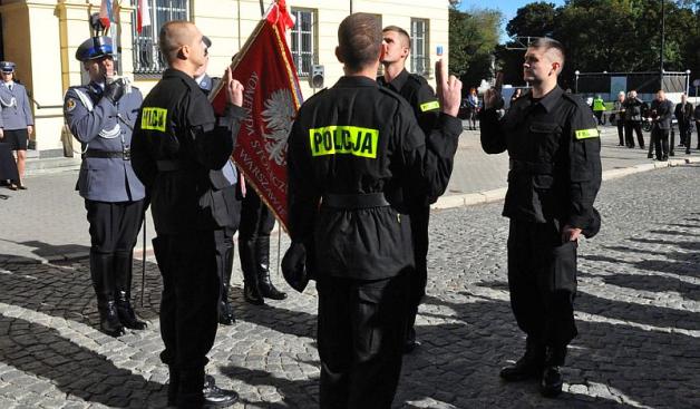  Będą podwyżki dla najmniej zarabiających funkcjonariuszy służb podległych MSWiA. Wzrośnie też dodatek stołeczny
