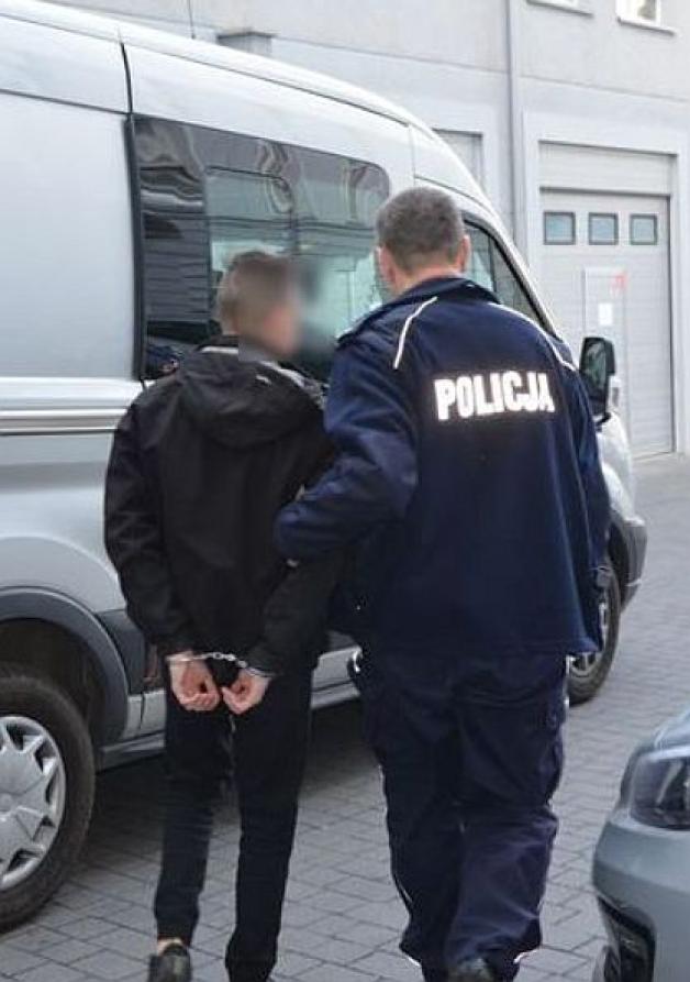 Włamał się do samochodu dostawczego i ukradł z niego żelki oraz 50 kilogramów krówek